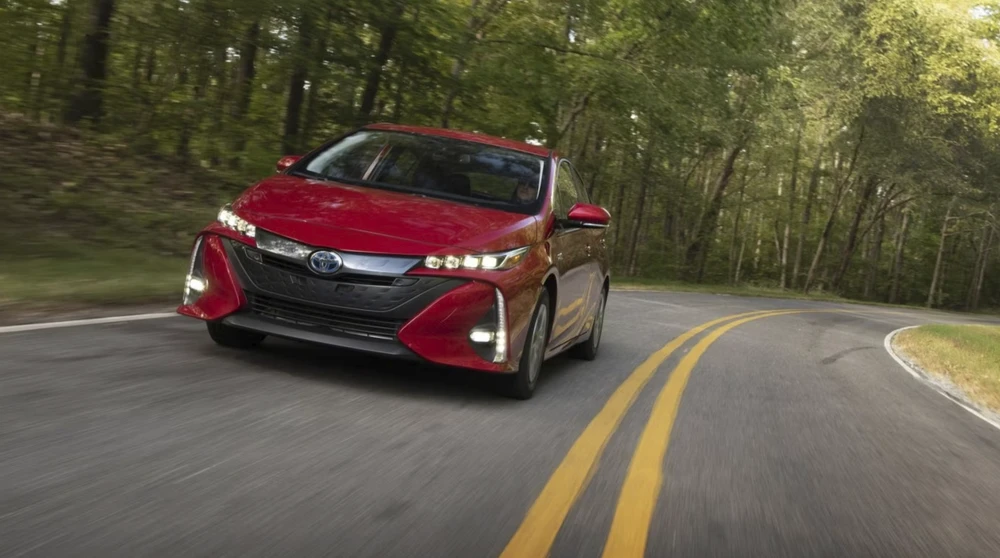Toyota Prius Prime (có giá 31.645 USD). Ảnh: Hotcars.