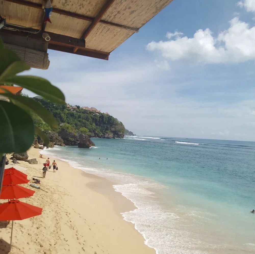 Bãi biển Bingin, Bali. Ảnh: Thetravel.