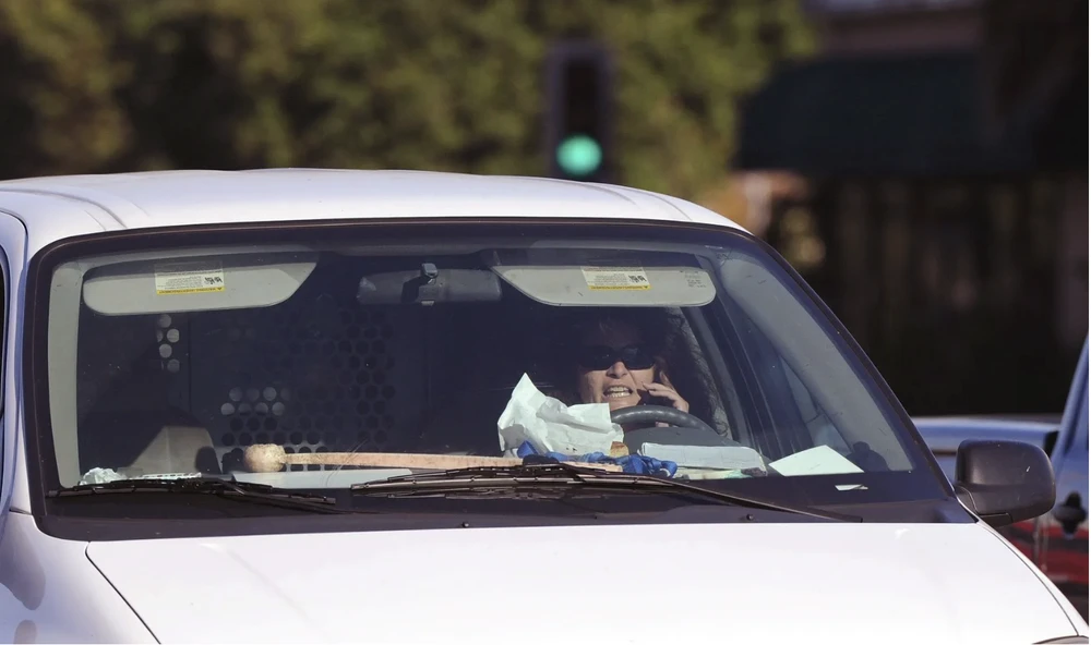 Mất tập trung khi đang lái xe. Ảnh: Motorbiscuit.