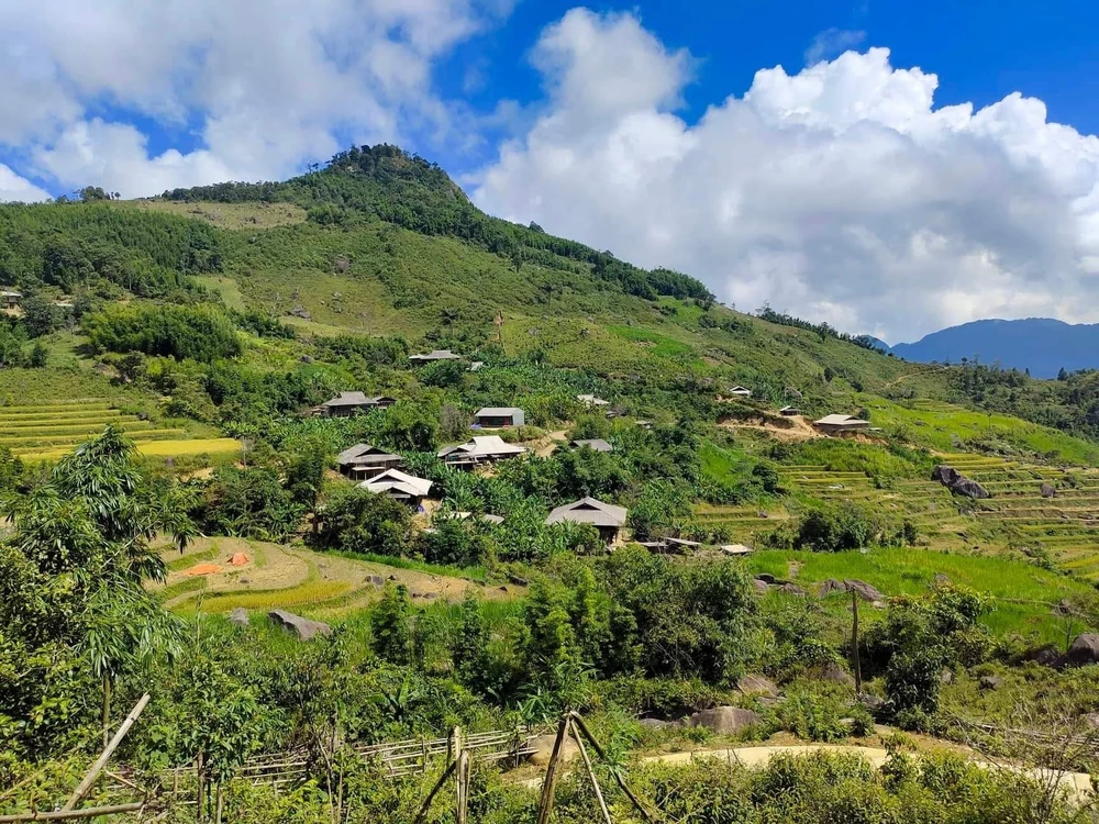 Bản Hồng Mú thật hấp dẫn và quyến rũ. Ảnh: Thanh Hảo.