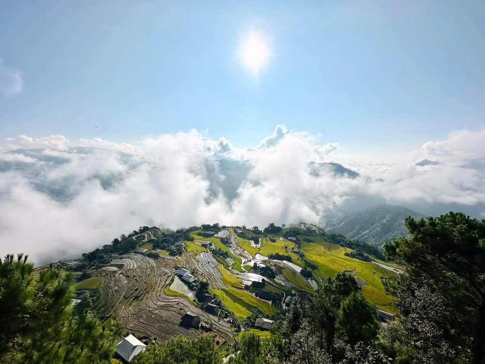 Núi non hùng vĩ, mây mù giăng phủ tạo nên bức tranh tuyệt đẹp.