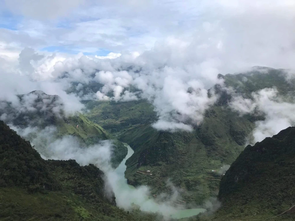 Ai muốn khám phá và thưởng ngoạn cảnh sắc của núi rừng, cao nguyên đá Đồng Văn là một lựa chọn hợp lý.