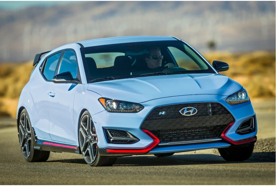 Hyundai Veloster N 2022 có khả năng tăng tốc nhanh hơn chiếc xe GTI là 60 dặm/giờ (tương đương 96 km/h), chỉ cần 4,8 giây thay vì 5,1 của Volkswagen. Ảnh: Motorbiscuit.