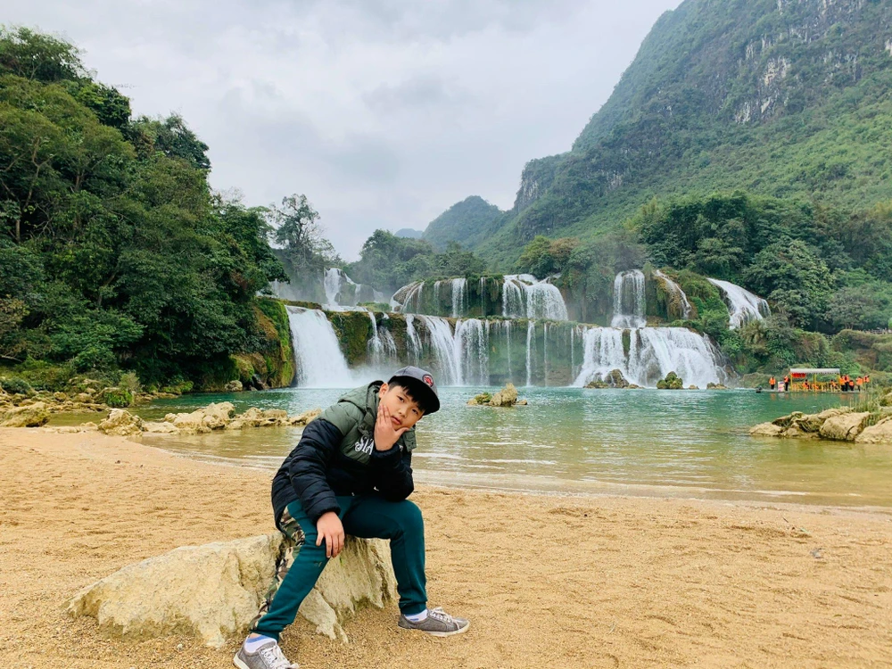 Cảnh thác Bản Giốc vào mùa khô nước sẽ cạn hơn và ruộng lúa đã được thu hoạch.