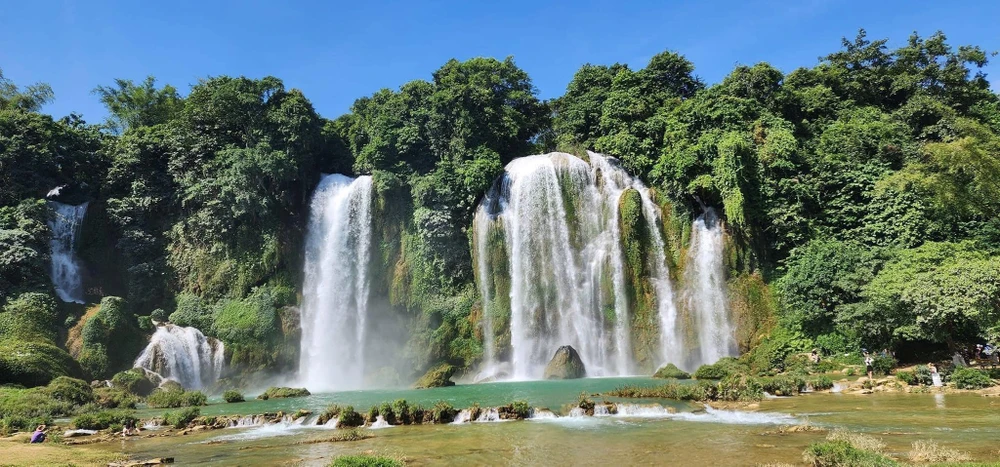 Một phần thác phụ của thác Bản Giốc.