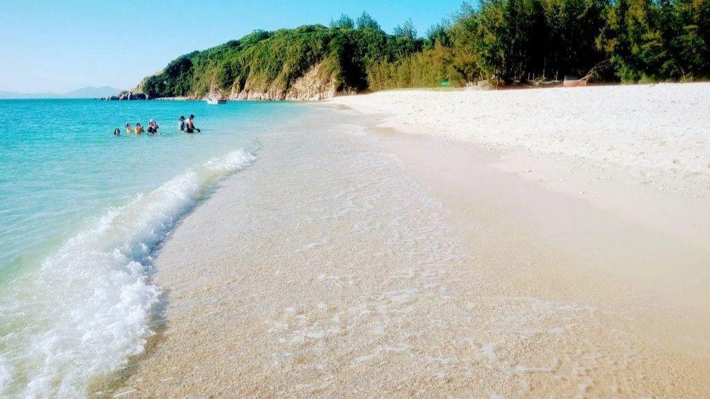 Bãi biển nơi đây là dải cát trắng mịn, nước biển trong xanh và du khách có thể đắm mình trong làn nước để thư giãn. Ảnh: Internet. Bãi biển nơi đây là dải cát trắng mịn, nước biển trong xanh và du khách có thể đắm mình trong làn nước để thư giãn. Ảnh: Internet.