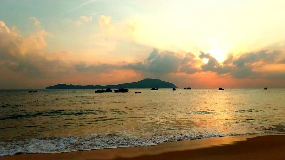 Ngắm mặt trời mọc là một trải nghiệm tuyệt vời trên đảo Cù Lao Mái Nhà. Ảnh: Internet. Ngắm mặt trời mọc là một trải nghiệm tuyệt vời trên đảo Cù Lao Mái Nhà. Ảnh: Internet.