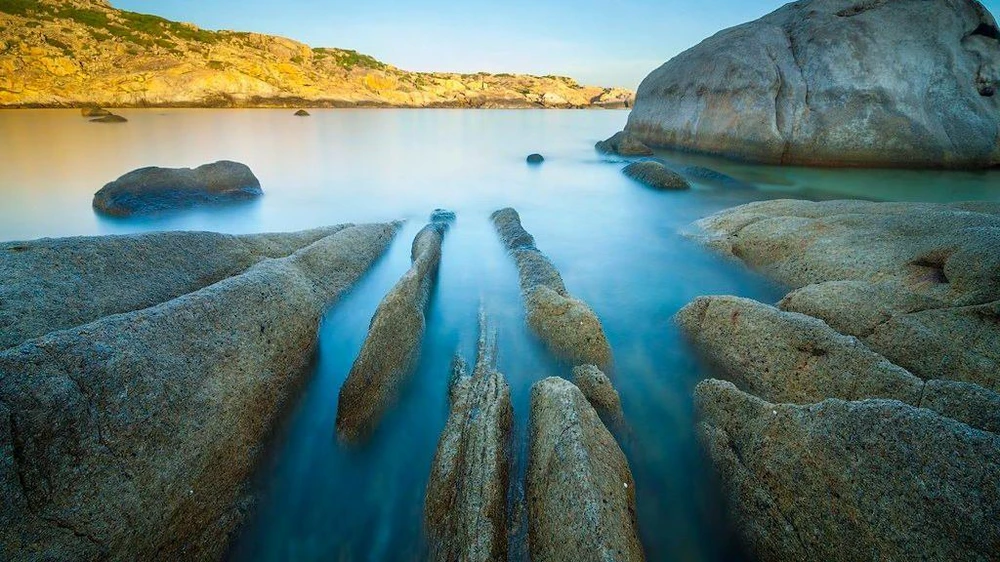 Nhiều gành đá chạy dài nối nhau, e ấp bên trên biển tạo thành bức tranh độc lạ và hấp dẫn du khách đến thăm quan. Ảnh: Internet. Nhiều gành đá chạy dài nối nhau, e ấp bên trên biển tạo thành bức tranh độc lạ và hấp dẫn du khách đến thăm quan. Ảnh: Internet.