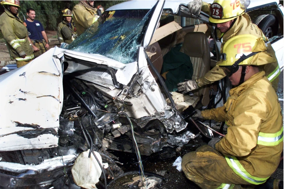 Đánh giá thiệt hại và giá trị chiếc xe. Ảnh: Motorbiscuit.