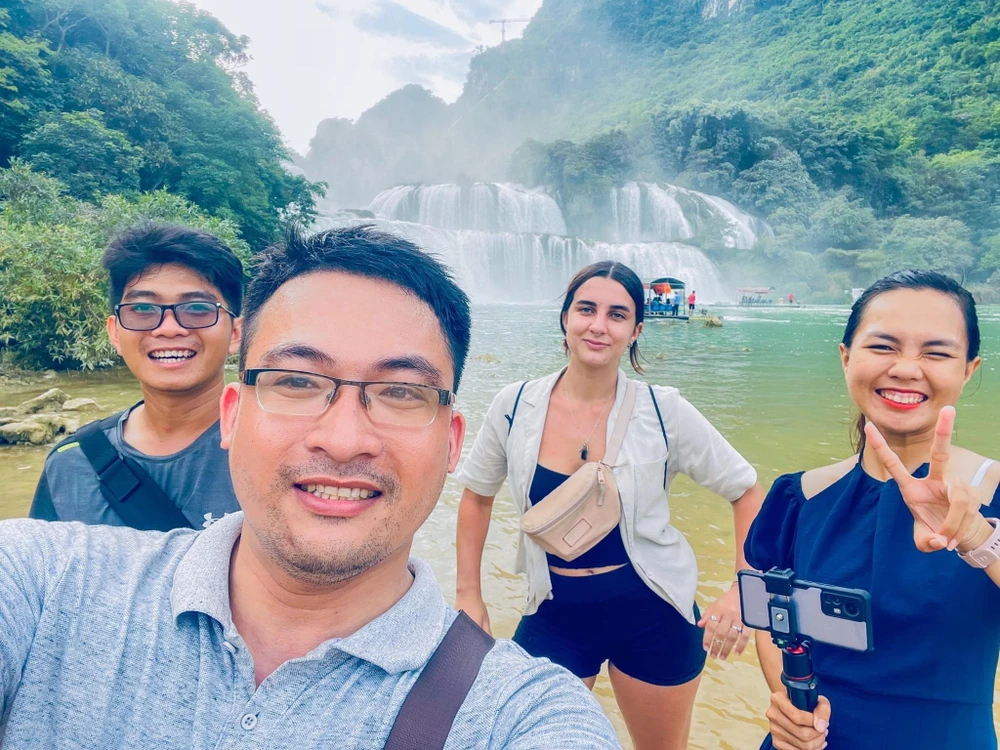 Ảnh "check-in" với các người bạn mới quen trong chuyến phượt tại thác Bản Giốc. Ảnh: Tony Nguyễn.