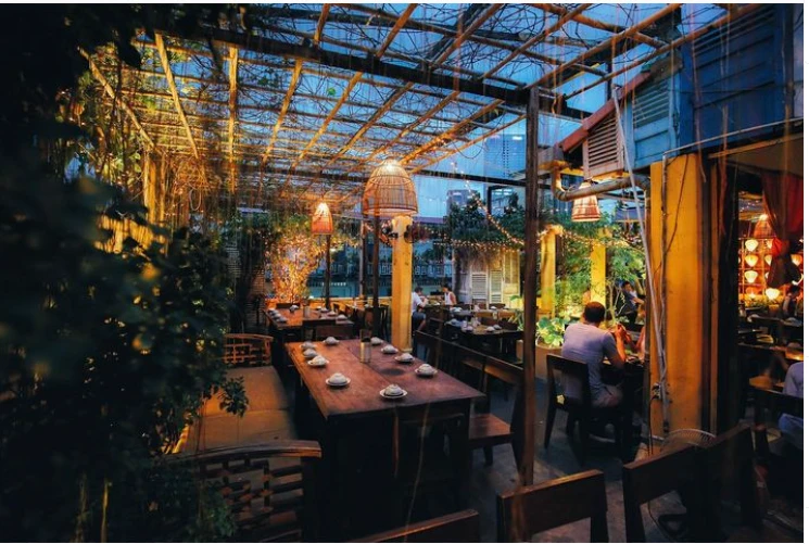 Không gian nhà hàng được trang trí bằng lồng đẹp giấy nhìn lạ mắt. Ảnh: Thetravel. Không gian nhà hàng được trang trí bằng lồng đẹp giấy nhìn lạ mắt. Ảnh: Thetravel.