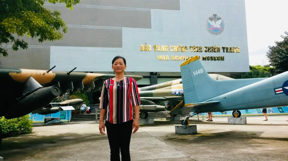 Du khách chụp hình lưu niệm tại Bảo tàng. Ảnh: PHƯƠNG LÊ.