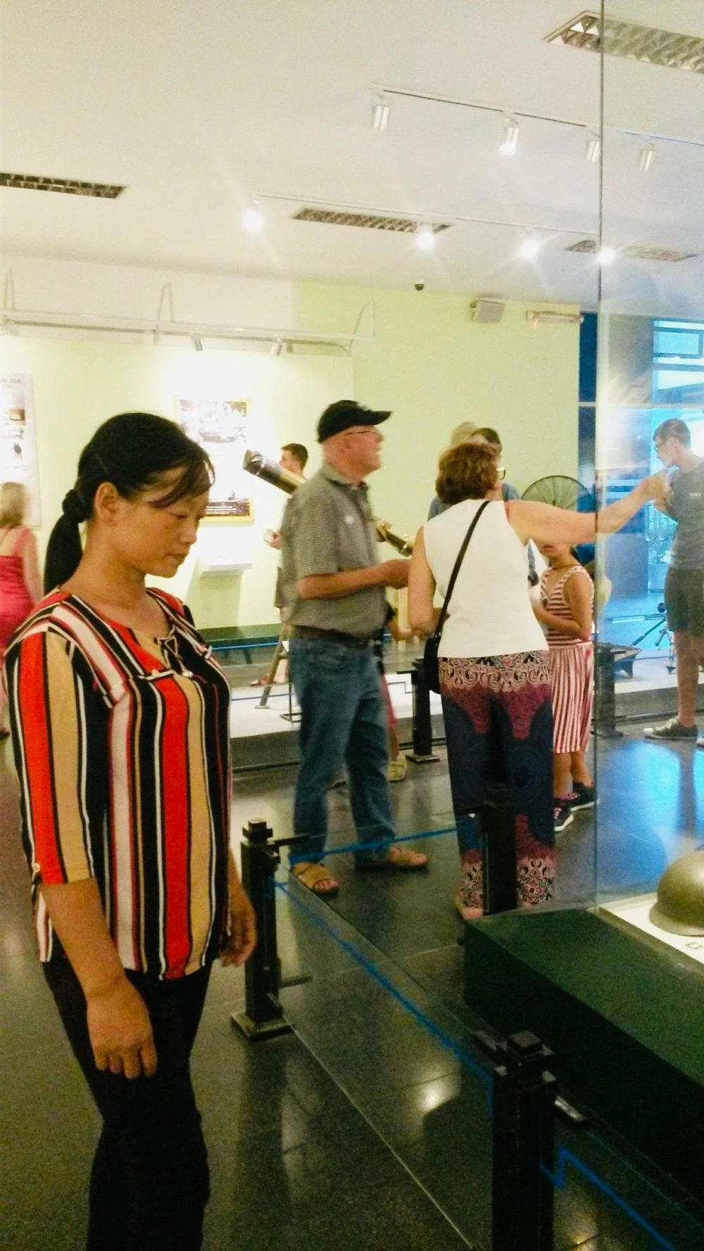 Du khách thăm quan tại Bảo tàng. Ảnh: PHƯƠNG LÊ.