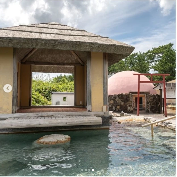 Suối nước nóng Ibusuki Onsen. Ảnh: Thetravel.