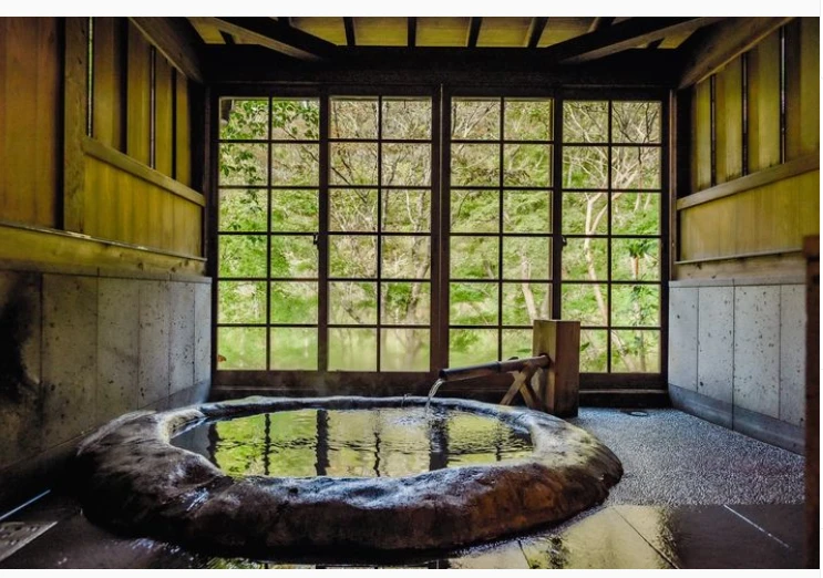 Suối nước nóng Kurokawa Onsen. Ảnh: Thetravel.