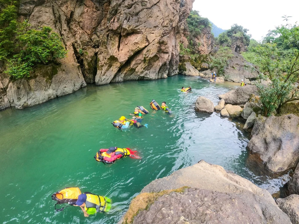 Du khách trải nghiệm bơi trong một con suối của Vườn Quốc gia Phong Nha-Kẻ Bàng. Ảnh: Lý Hoàng.
