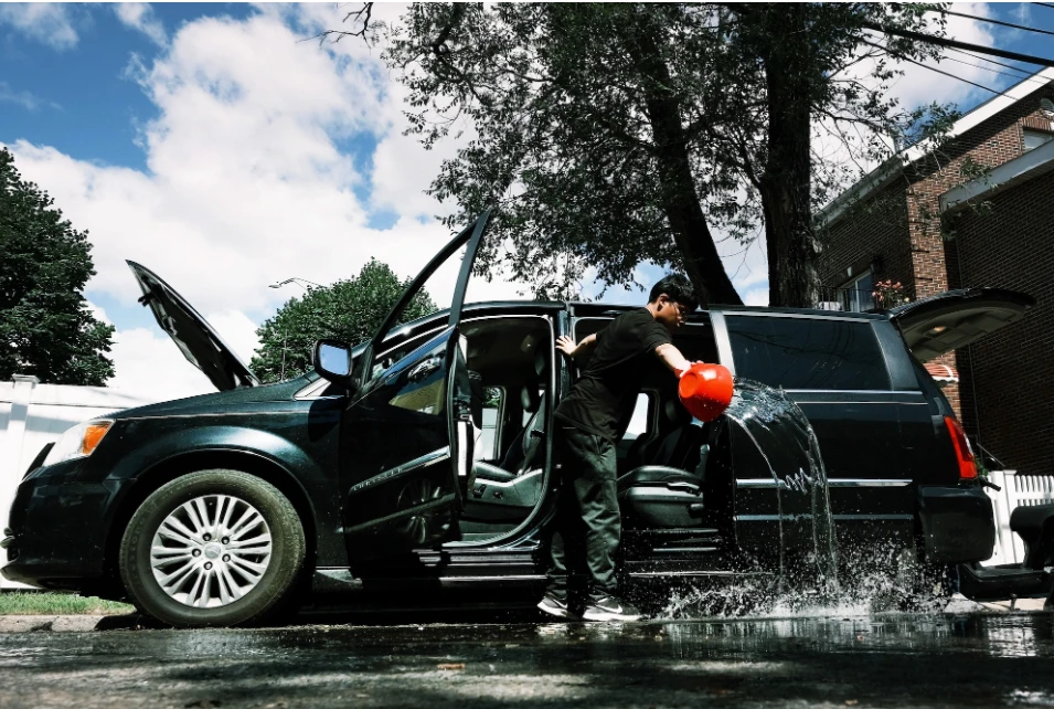 Xe bị ngập nước sẽ có mùi ẩm mốc: Ảnh: Motorbiscuit.