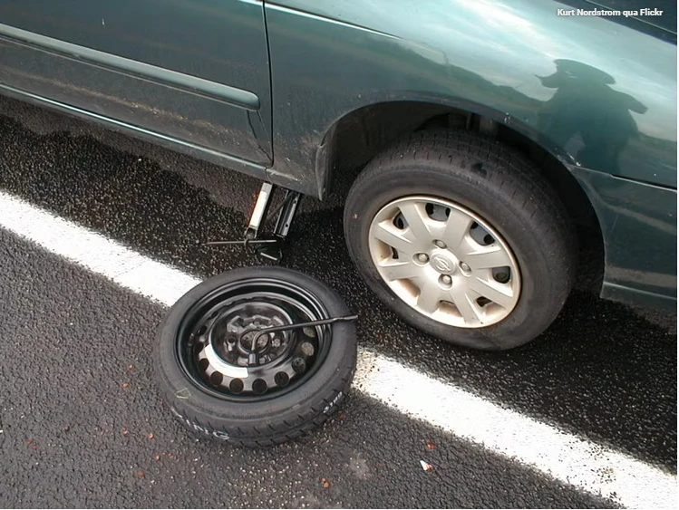 Bánh xe dự phòng nhỏ. Ảnh: Hotcars.