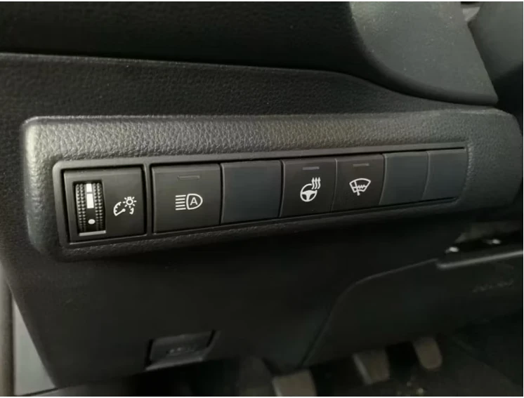 Công tắc trống/Khe cắm nút. Ảnh: Hotcars.