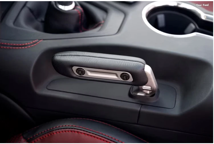 Phanh tay điện. Ảnh: Hotcars.