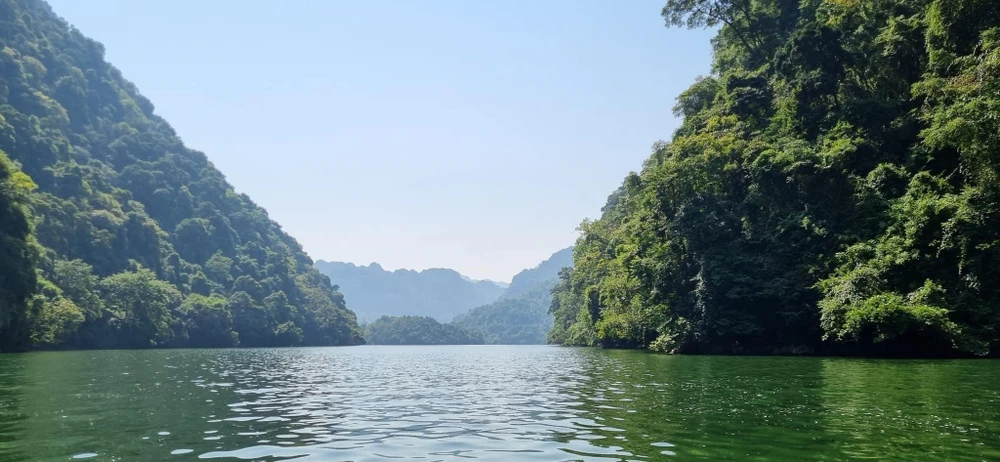 Mặt hồ nước xanh ngắt ôm trọn núi rừng hùng vĩ.