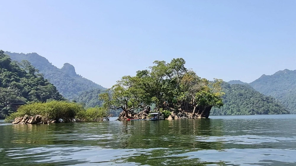 Ba bể là hồ là một trong những hồ nước ngọt tự nhiên lớn nhất thế giới.