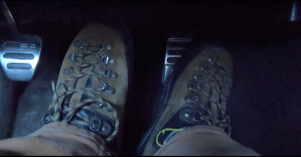 Lái xe bằng một bàn đạp của xe điện có thể giúp thanh thiếu niên tránh va chạm. Ảnh: Motorbiscuit.