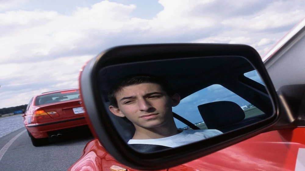 Một tài xế tuổi teen tại một trường dạy lái. Ảnh: Motorbiscuit.