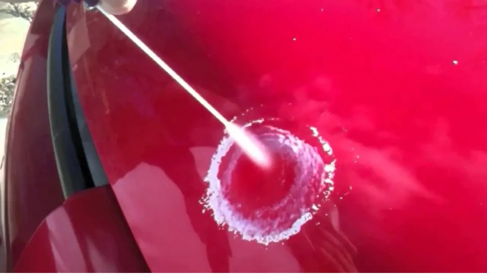 Sử dụng một bình xịt khí nén có thể giữ cho lỗ thông hơi A/C của bạn luôn thông thoáng. Ảnh: Motorbiscuit.