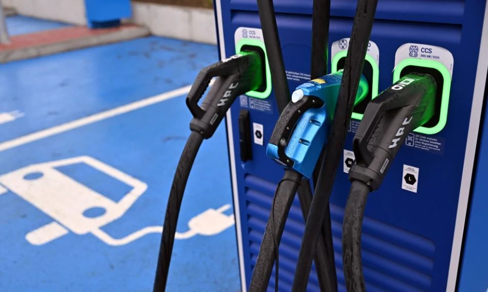 Nên cắm sạc pin khi bạn khởi động xe vào mùa đông. Ảnh: Motorbiscuit.