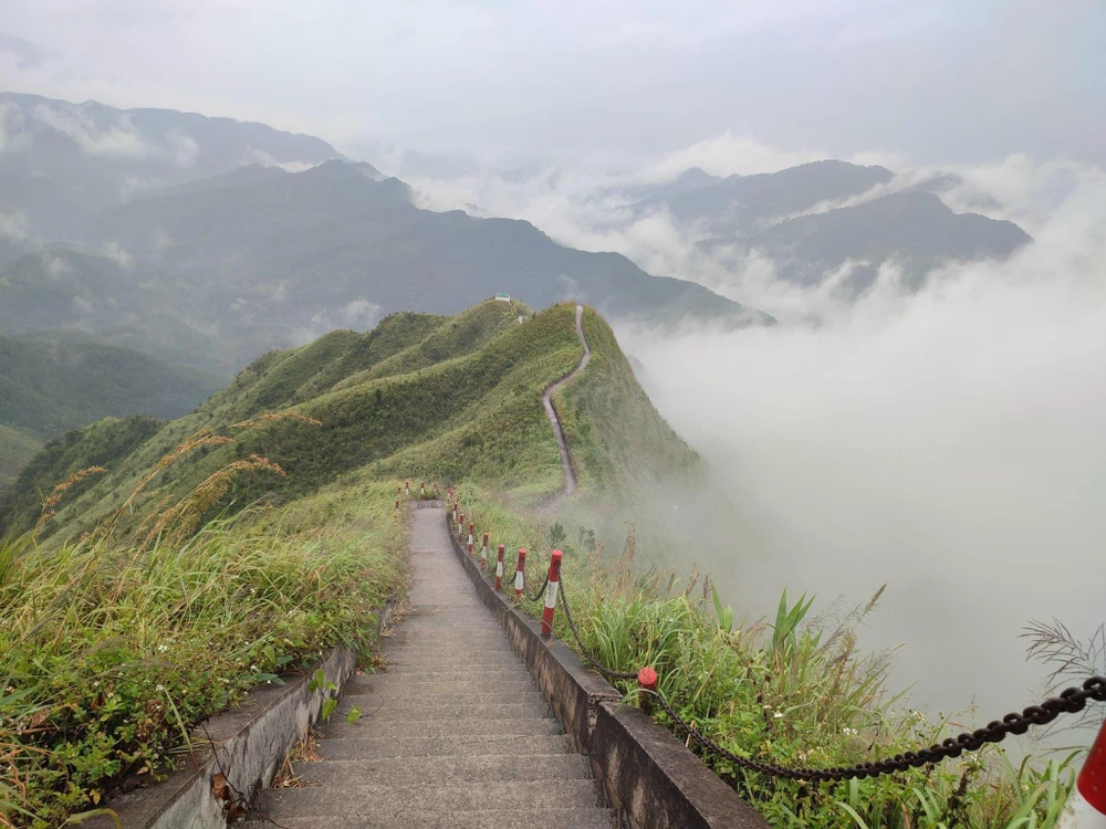 Buổi sáng sương mù bao phủ cả núi rừng nơi đây.