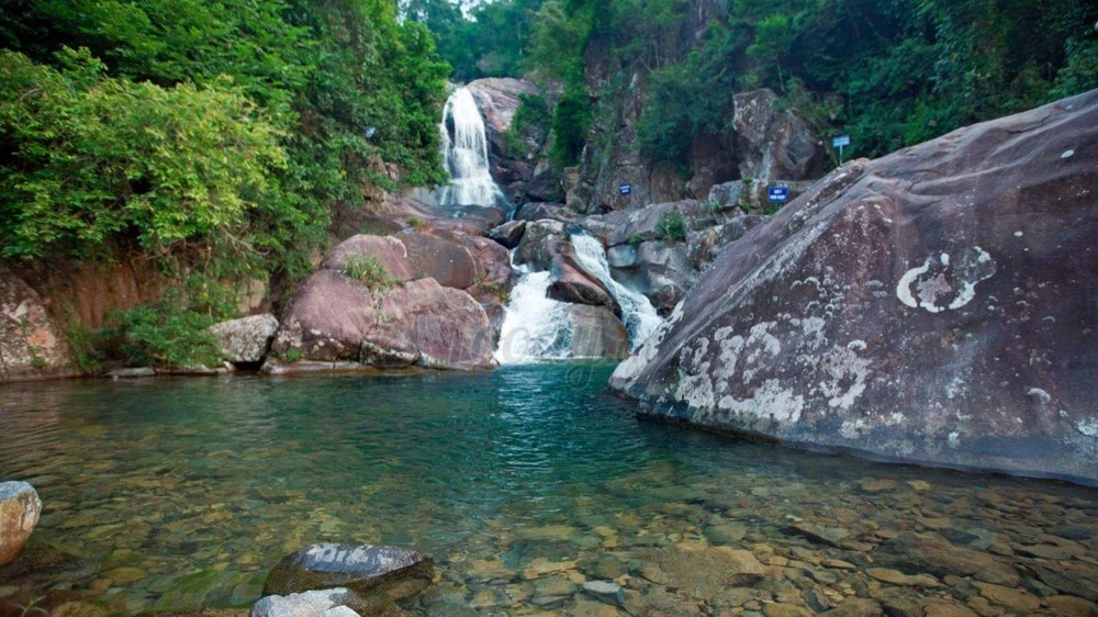 Một góc của thác Khe Vằn.