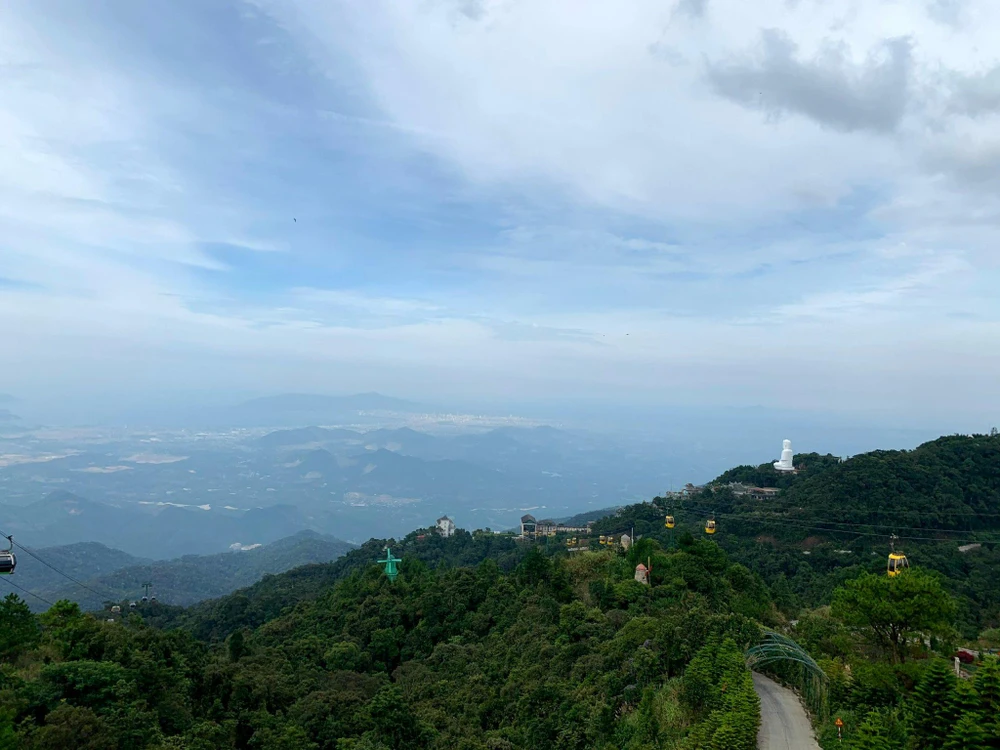 Cáp treo lên Bà Nà Hills. Ảnh: PHƯƠNG LÊ.