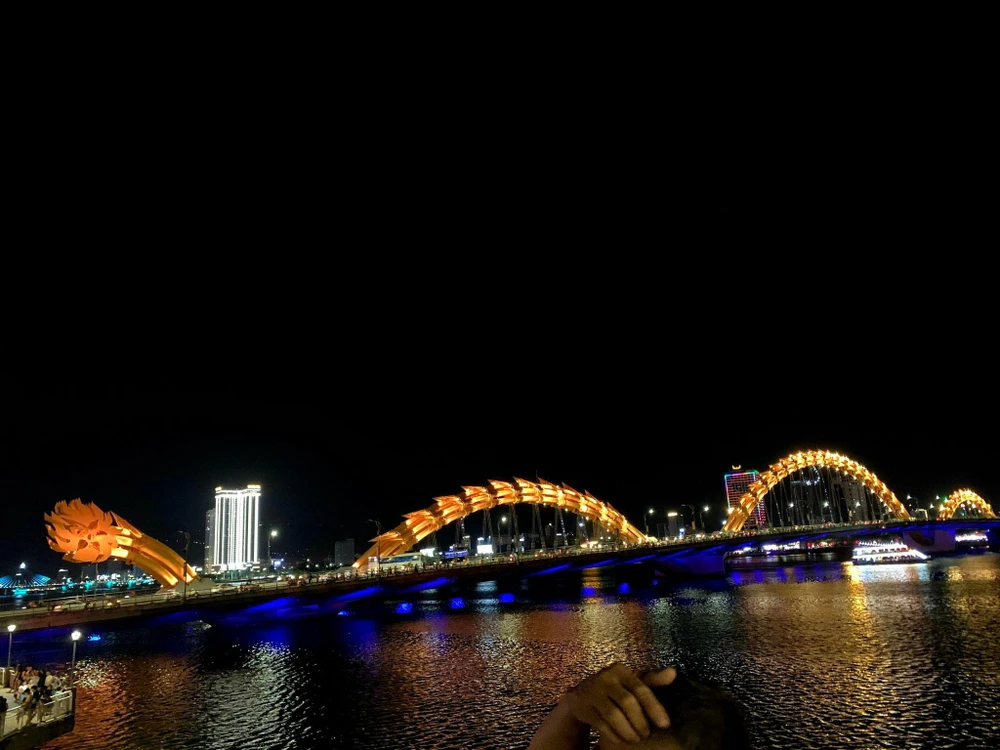 Cầu Rồng Đà Nẵng về đêm. Ảnh: PHƯƠNG LÊ.
