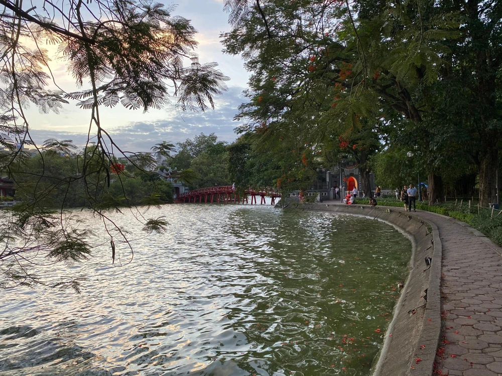 Bờ hồ Hoàn Kiếm Hà Nội. Ảnh: PHƯƠNG LÊ