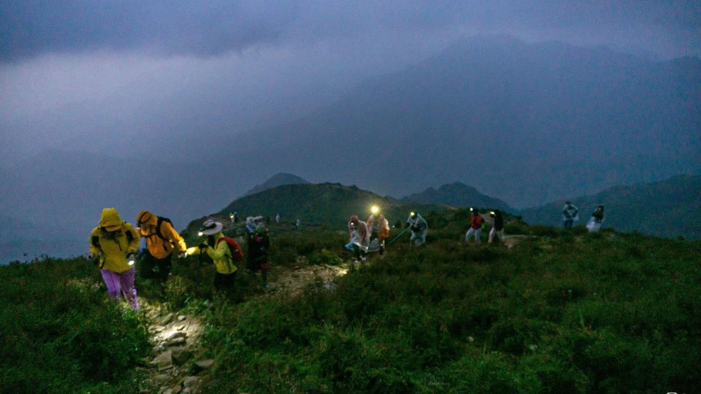 Đường lên đỉnh núi Tà Chì Nhù rất khó đi.