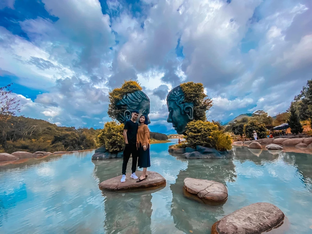 Bạn trẻ không quên tạo dáng bên hồ vô cực. Ảnh: Hồ vô cực Đà Lạt.