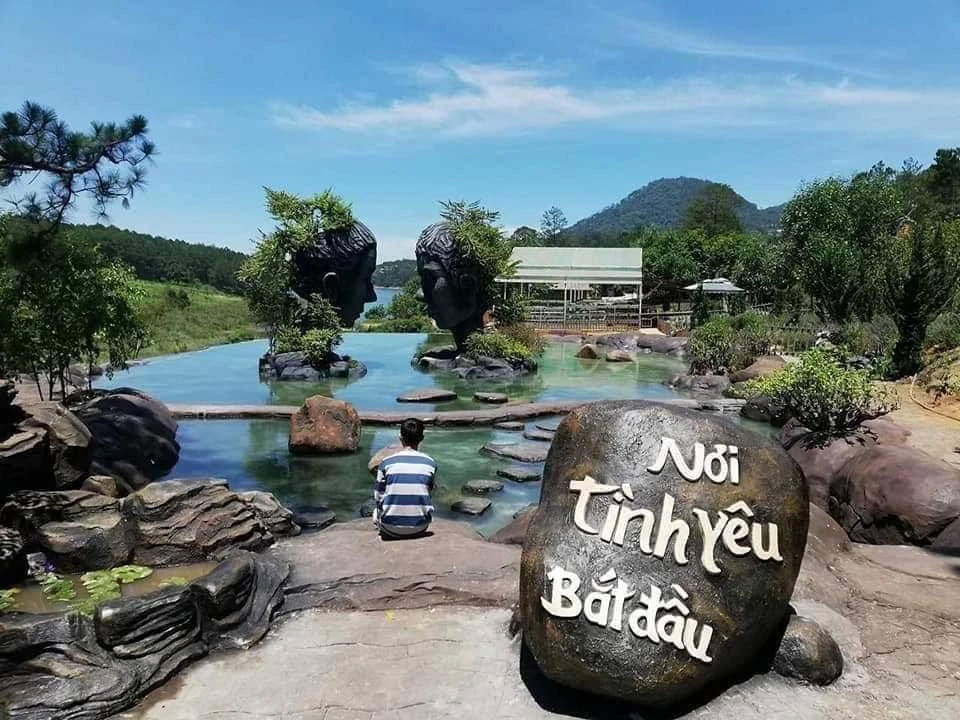 Hồ vô cực - Nơi tình yêu bắt đầu luôn được du khách yêu thích. Ảnh: Hồ vô cực Đà Lạt.