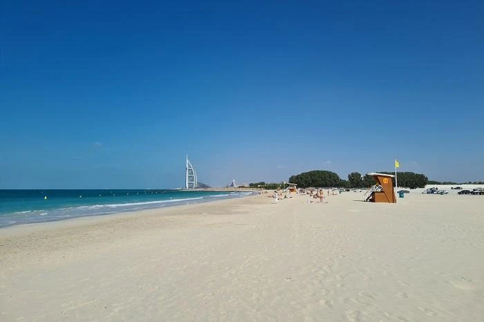 Bãi biển Black Palace. Ảnh: Thetravel.