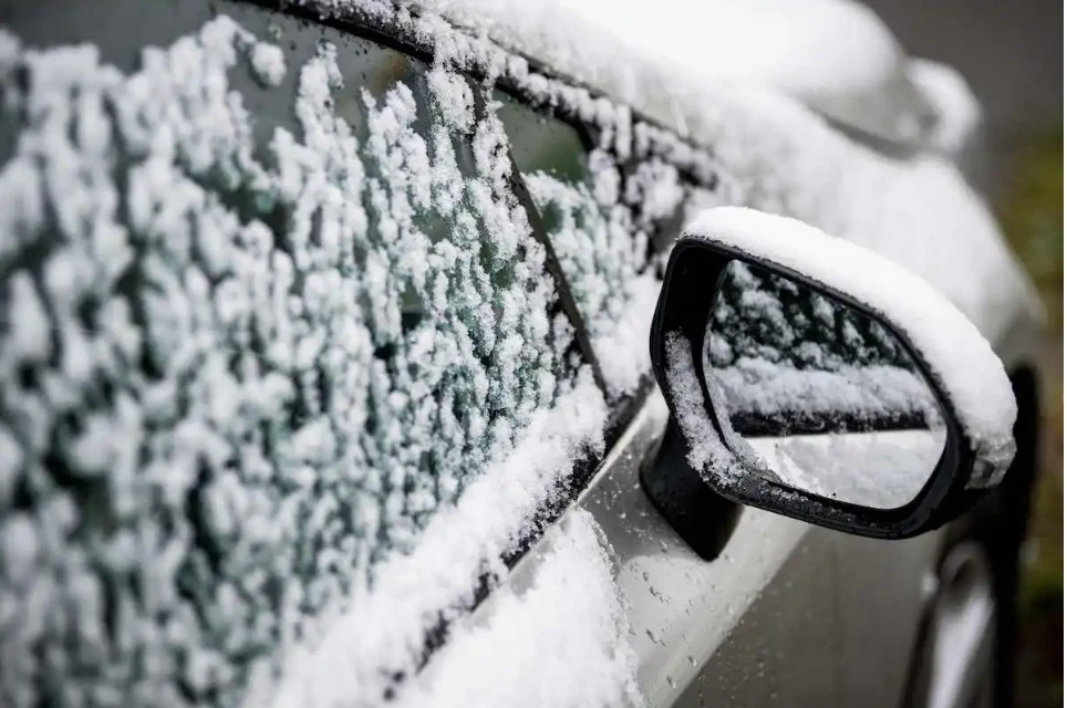 Mùa đông làm chất lỏng động cơ bị đông. Ảnh: Motorbiscuit.