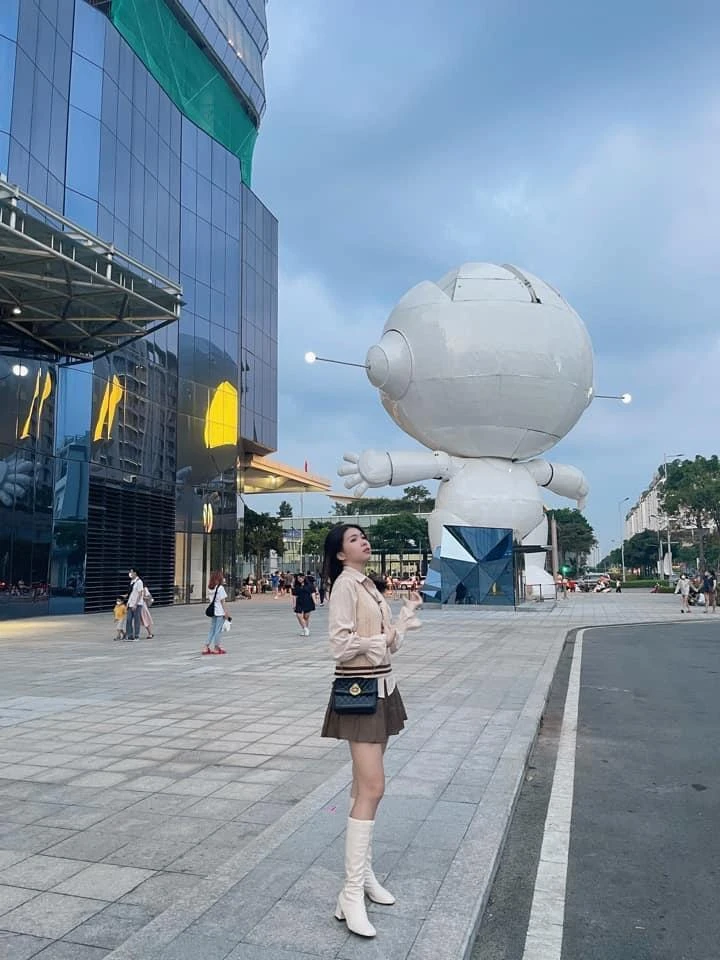 Dù đứng ở góc độ nào, những bức hình chung với robot vẫn luôn nổi bật. Ảnh: Thanh Nga.