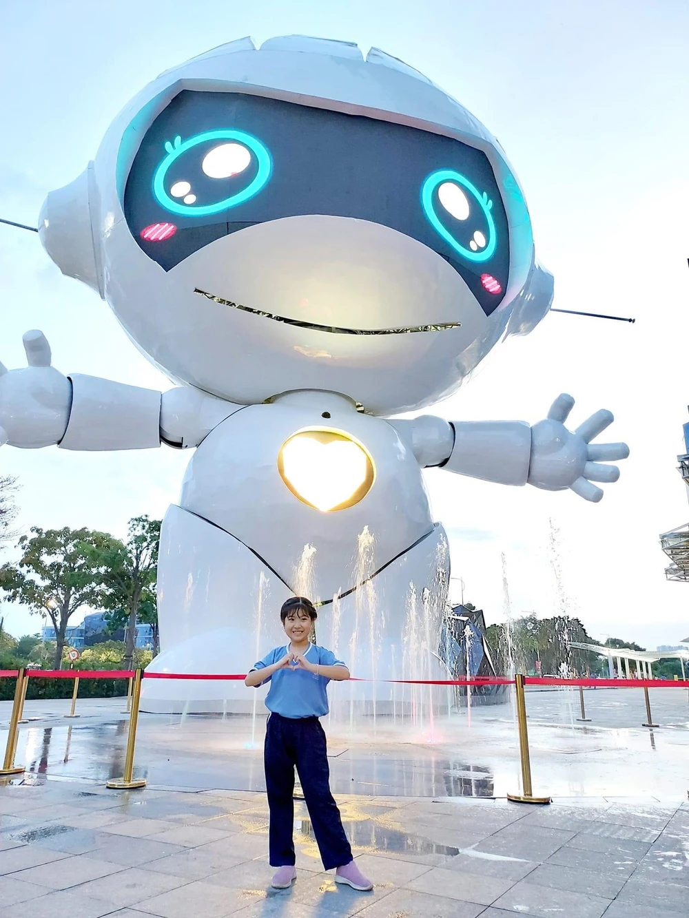 Ai nấy đều hào hứng và thích thú với chú robot siêu khổng lồ. Ảnh: Xuân Anh.