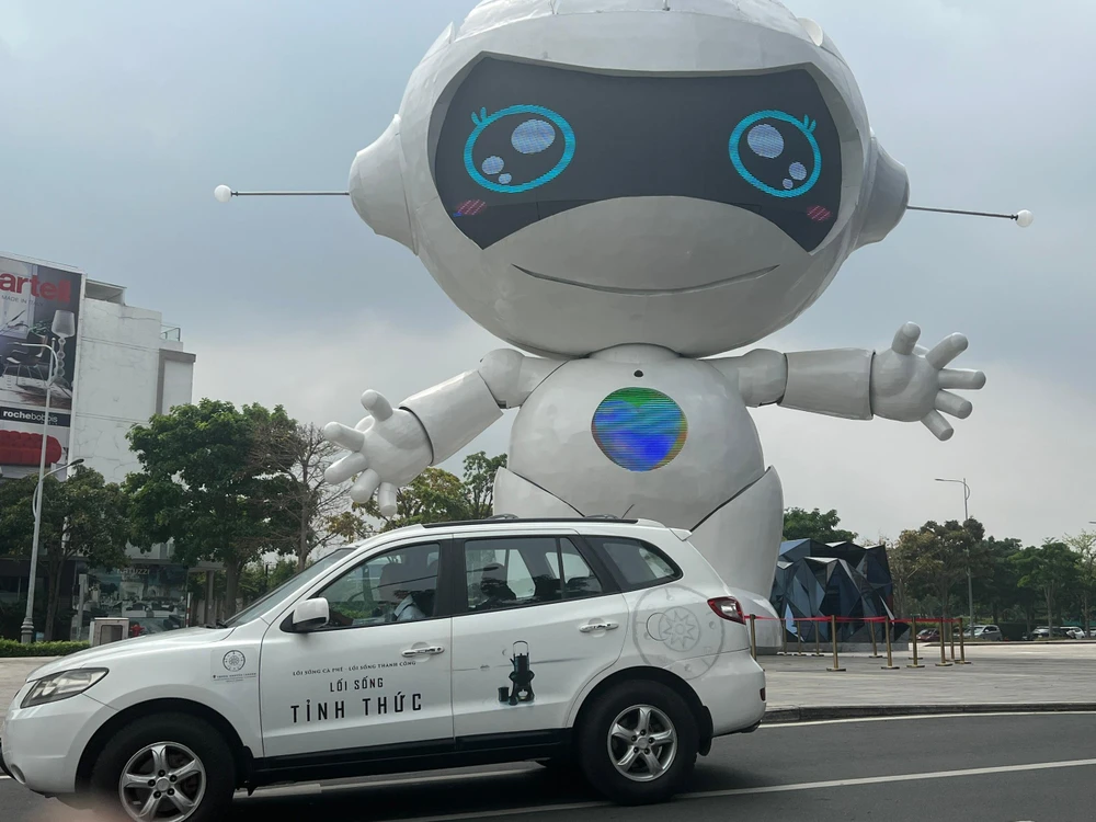 Robot khổng lồ tại TP Thủ Đức gây sốt với giới trẻ. Ảnh: PHƯƠNG LÊ.