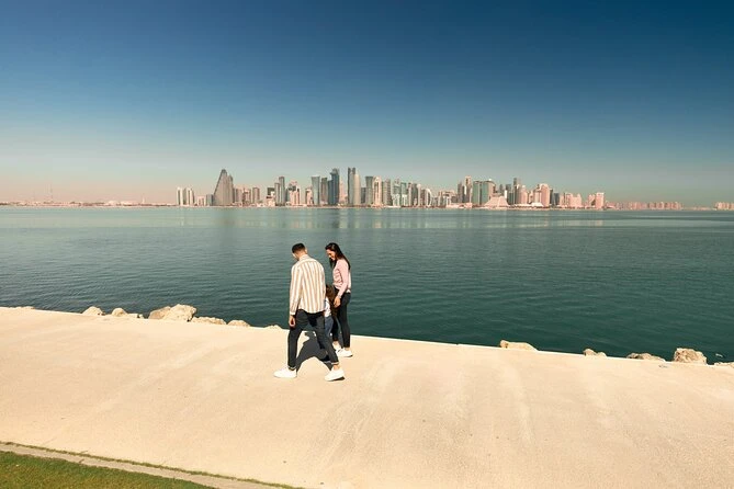 Khách du lịch trải nghiệm con đường đi bộ dài nhất thế giới. Ảnh: Thetravel.