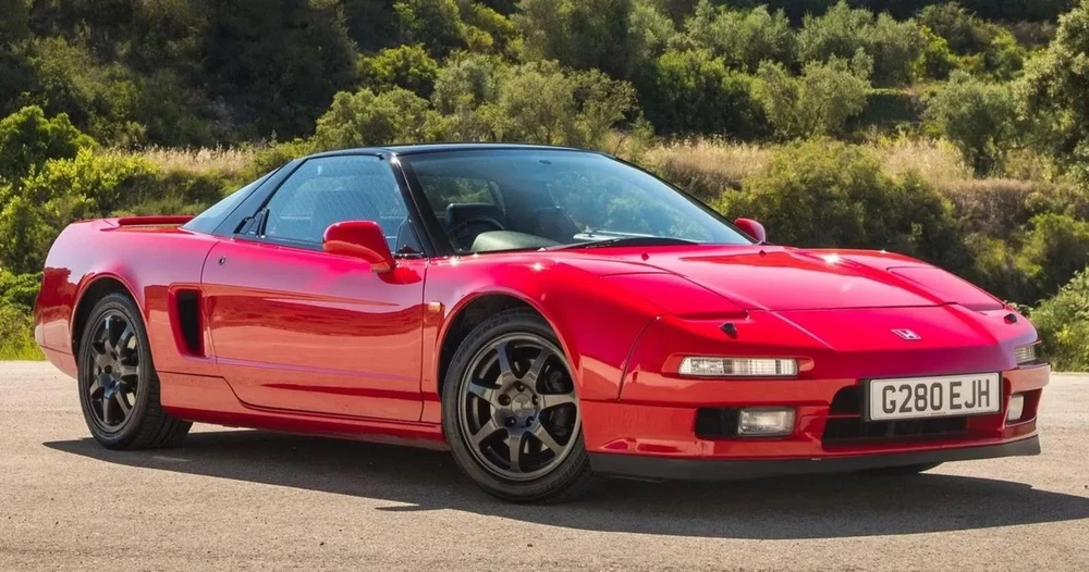 NSX có thiết kế hình nêm khiến các nhà thiết kế của Ferrari phải ghen tị. Ảnh: Hotcars.