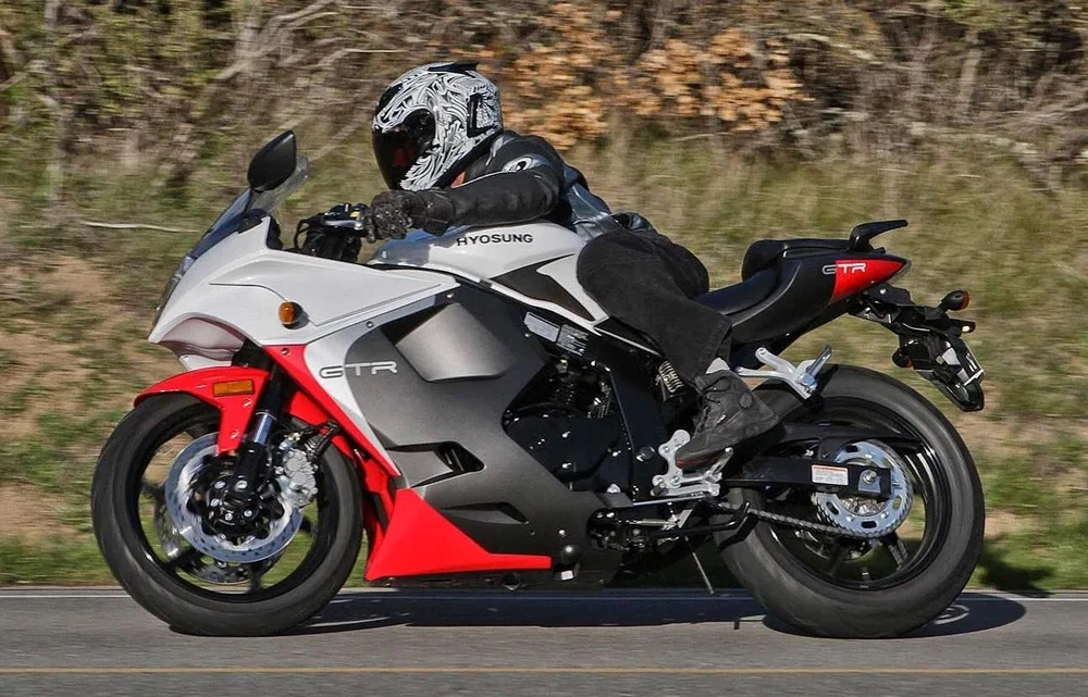 Hyosung GT250 có phanh đĩa kép phía trước, mang lại khả năng dừng đáng kinh ngạc. Ảnh: Hotcars.