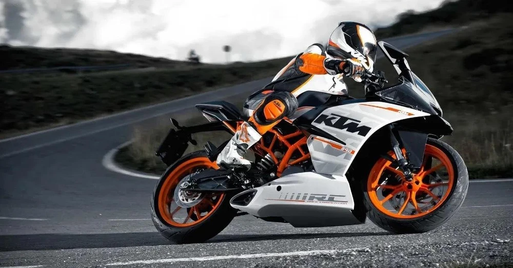 KTM RC 390 với màu sắc rực rỡ, khiến nó trở thành một chiếc xe gây ấn tượng mạnh. Ảnh: Hotcars.