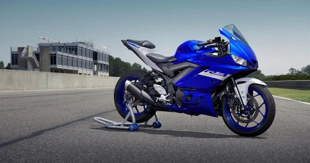 Yamaha YZF-R3 là một chiếc xe mô tô nhẹ và dễ điều khiển. Ảnh: Hotcars.