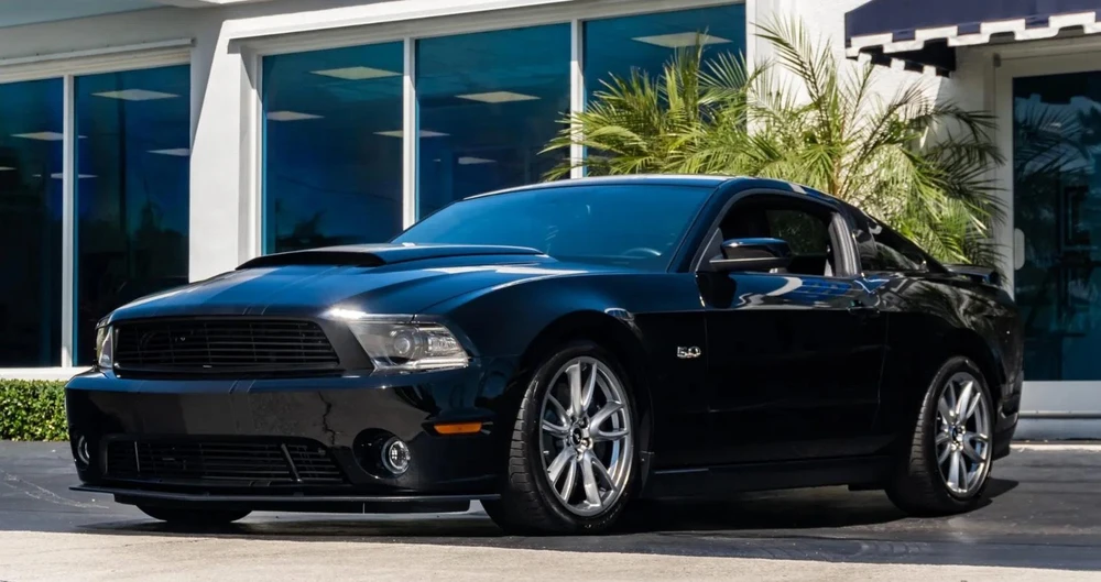 Phiên bản S197 có động cơ V8 4,6 lít 300 mã lực. Ảnh: Hotcars.