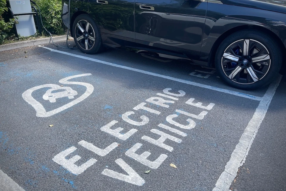 Xe EV đang sạc pin tại một trạm sạc. Ảnh: Motorbiscuit. Xe EV đang sạc pin tại một trạm sạc. Ảnh: Motorbiscuit.